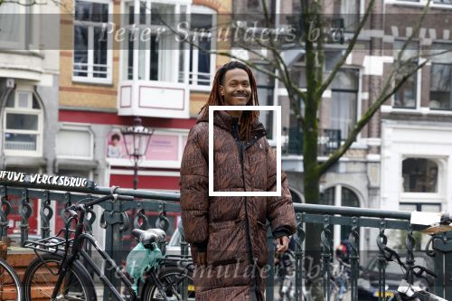 Amsterdam 21 maart 2023
JEANGU MACROOY met een kennis op straat in Amsterdam.
