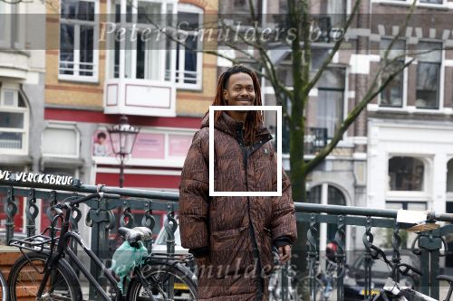 Amsterdam 21 maart 2023
JEANGU MACROOY met een kennis op straat in Amsterdam.