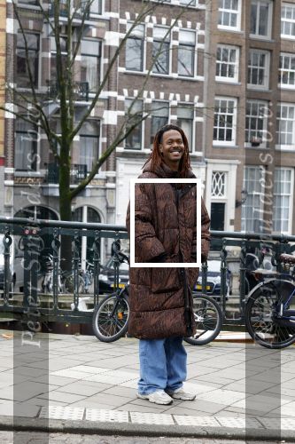 Amsterdam 21 maart 2023
JEANGU MACROOY met een kennis op straat in Amsterdam.