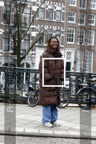 Amsterdam 21 maart 2023
JEANGU MACROOY met een kennis op straat in Amsterdam.