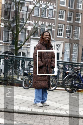 Amsterdam 21 maart 2023
JEANGU MACROOY met een kennis op straat in Amsterdam.