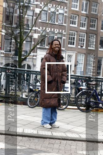 Amsterdam 21 maart 2023
JEANGU MACROOY met een kennis op straat in Amsterdam.
