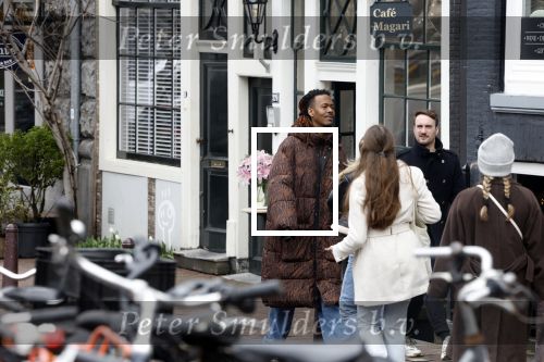 Amsterdam 21 maart 2023
JEANGU MACROOY met een kennis op straat in Amsterdam.