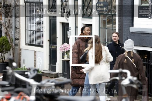 Amsterdam 21 maart 2023
JEANGU MACROOY met een kennis op straat in Amsterdam.