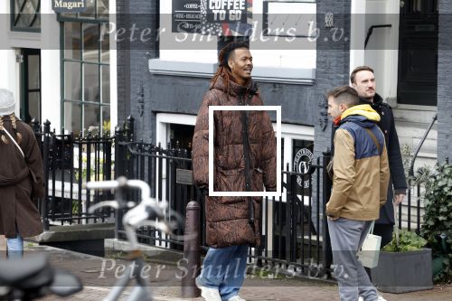 Amsterdam 21 maart 2023
JEANGU MACROOY met een kennis op straat in Amsterdam.