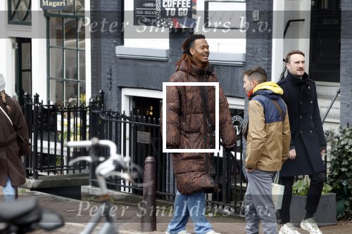 Amsterdam 21 maart 2023
JEANGU MACROOY met een kennis op straat in Amsterdam.