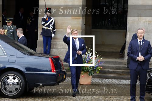 Amsterdam 12 april 2023
Staatsbezoek Macron aan Nederland .  Ook zijn vrouw Brigitte was aanwezig alsmeder Koning Willem Alexander en Koningin Maxima . Hier verlaten ze paleis op de Dam.