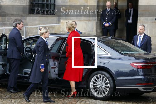 Amsterdam 12 april 2023
Staatsbezoek Macron aan Nederland .  Ook zijn vrouw Brigitte was aanwezig alsmeder Koning Willem Alexander en Koningin Maxima . Hier verlaten ze paleis op de Dam.