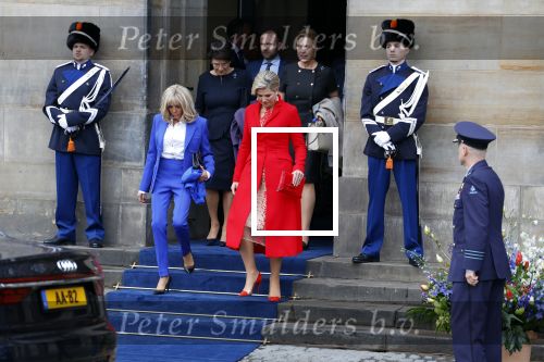 Amsterdam 12 april 2023
Staatsbezoek Macron aan Nederland .  Ook zijn vrouw Brigitte was aanwezig alsmeder Koning Willem Alexander en Koningin Maxima . Hier verlaten ze paleis op de Dam.