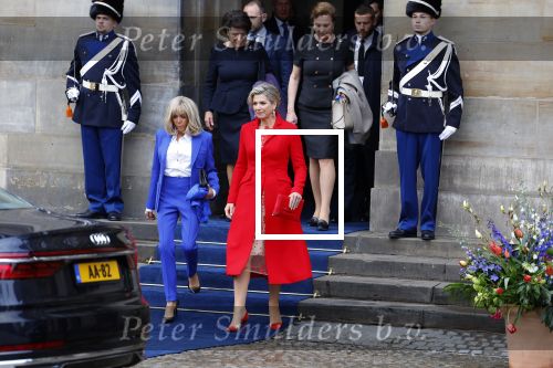Amsterdam 12 april 2023
Staatsbezoek Macron aan Nederland .  Ook zijn vrouw Brigitte was aanwezig alsmeder Koning Willem Alexander en Koningin Maxima . Hier verlaten ze paleis op de Dam.