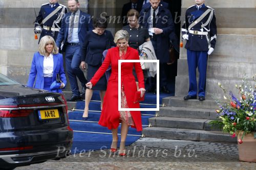 Amsterdam 12 april 2023
Staatsbezoek Macron aan Nederland .  Ook zijn vrouw Brigitte was aanwezig alsmeder Koning Willem Alexander en Koningin Maxima . Hier verlaten ze paleis op de Dam.