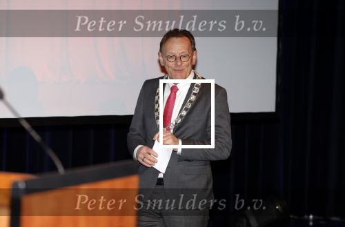 Zeist 26 maart 2023
Hans Kazan viert zijn 70e verjaardag en presenteert zijn boek. Ook krijgt hij een koninklijke onderscheiding in het Figi Theater/Hotel. Burgemeester Koos Janssen van Zeist