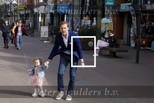 Noordwijk 30 maart 2023
Boekpresentatie Maxime Meiland in de winkel van haar zus Montana.
Verder Aanwezig Martien Meiland Erica Meiland en haar man Leroy Molkenboer en hun kinderen Claire en Vive. Ook de schrijver van het boek Jan Dijkgraaf.