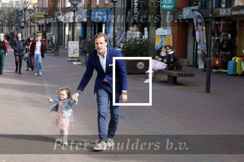 Noordwijk 30 maart 2023
Boekpresentatie Maxime Meiland in de winkel van haar zus Montana.
Verder Aanwezig Martien Meiland Erica Meiland en haar man Leroy Molkenboer en hun kinderen Claire en Vive. Ook de schrijver van het boek Jan Dijkgraaf.