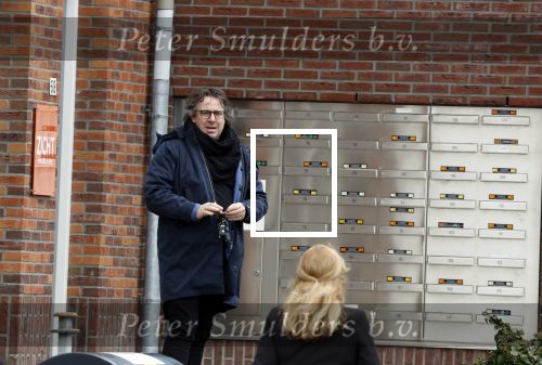Alkmaar 16 maart 2023
Luca Borsato en Marco Borsato voor hun appartement .
Marco Borsato praat met story journaliste Karin Riethoven