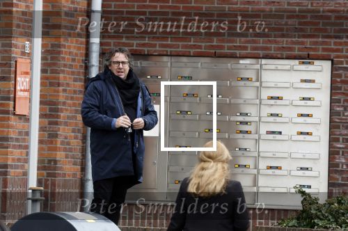 Alkmaar 16 maart 2023
Luca Borsato en Marco Borsato voor hun appartement .
Marco Borsato praat met story journaliste Karin Riethoven