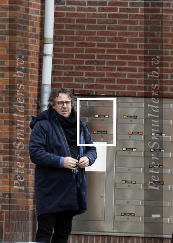 Alkmaar 16 maart 2023
Luca Borsato en Marco Borsato voor hun appartement .
Marco Borsato praat met story journaliste Karin Riethoven