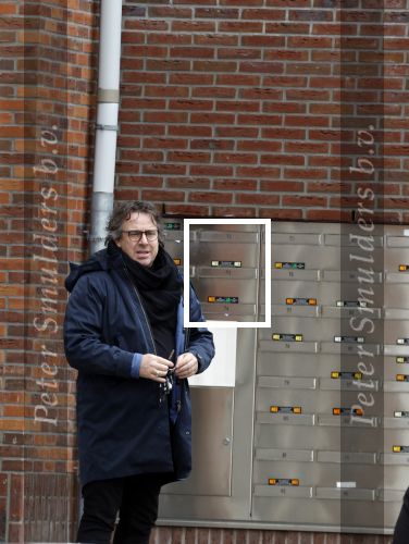 Alkmaar 16 maart 2023
Luca Borsato en Marco Borsato voor hun appartement .
Marco Borsato praat met story journaliste Karin Riethoven