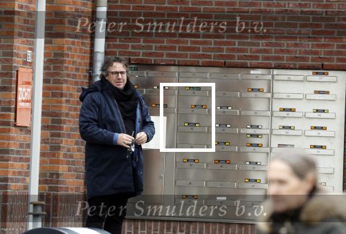 Alkmaar 16 maart 2023
Luca Borsato en Marco Borsato voor hun appartement .
Marco Borsato praat met story journaliste Karin Riethoven