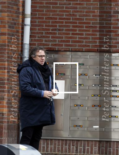 Alkmaar 16 maart 2023
Luca Borsato en Marco Borsato voor hun appartement .
Marco Borsato praat met story journaliste Karin Riethoven