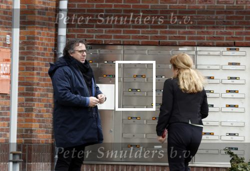 Alkmaar 16 maart 2023
Luca Borsato en Marco Borsato voor hun appartement .
Marco Borsato praat met story journaliste Karin Riethoven