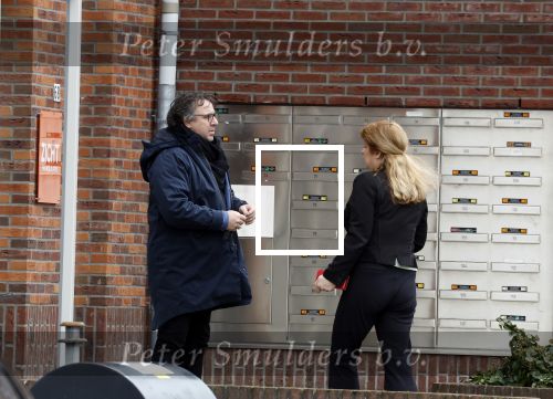 Alkmaar 16 maart 2023
Luca Borsato en Marco Borsato voor hun appartement .
Marco Borsato praat met story journaliste Karin Riethoven