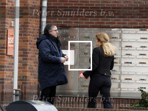 Alkmaar 16 maart 2023
Luca Borsato en Marco Borsato voor hun appartement .
Marco Borsato praat met story journaliste Karin Riethoven
