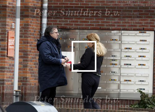 Alkmaar 16 maart 2023
Luca Borsato en Marco Borsato voor hun appartement .
Marco Borsato praat met story journaliste Karin Riethoven