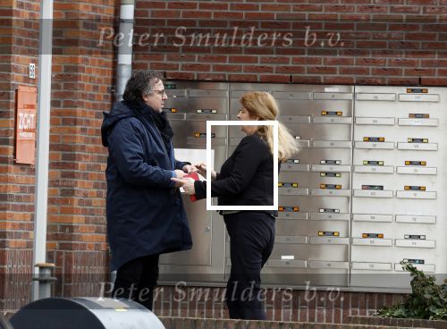 Alkmaar 16 maart 2023
Luca Borsato en Marco Borsato voor hun appartement .
Marco Borsato praat met story journaliste Karin Riethoven