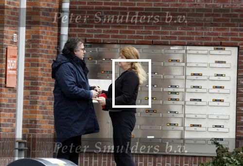 Alkmaar 16 maart 2023
Luca Borsato en Marco Borsato voor hun appartement .
Marco Borsato praat met story journaliste Karin Riethoven