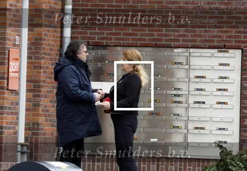 Alkmaar 16 maart 2023
Luca Borsato en Marco Borsato voor hun appartement .
Marco Borsato praat met story journaliste Karin Riethoven