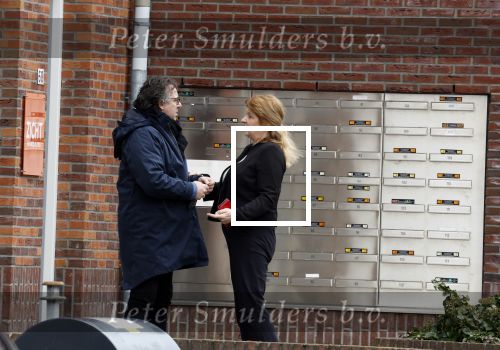 Alkmaar 16 maart 2023
Luca Borsato en Marco Borsato voor hun appartement .
Marco Borsato praat met story journaliste Karin Riethoven