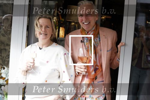 Noordwijk 30 maart 2023
Boekpresentatie Maxime Meiland in de winkel van haar zus Montana.
Verder Aanwezig Martien Meiland Erica Meiland en haar man Leroy Molkenboer en hun kinderen Claire en Vive. Ook de schrijver van het boek Jan Dijkgraaf.