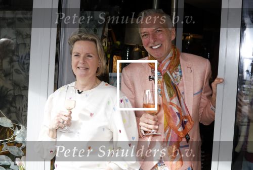 Noordwijk 30 maart 2023
Boekpresentatie Maxime Meiland in de winkel van haar zus Montana.
Verder Aanwezig Martien Meiland Erica Meiland en haar man Leroy Molkenboer en hun kinderen Claire en Vive. Ook de schrijver van het boek Jan Dijkgraaf.