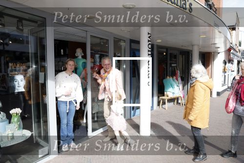Noordwijk 30 maart 2023
Boekpresentatie Maxime Meiland in de winkel van haar zus Montana.
Verder Aanwezig Martien Meiland Erica Meiland en haar man Leroy Molkenboer en hun kinderen Claire en Vive. Ook de schrijver van het boek Jan Dijkgraaf.