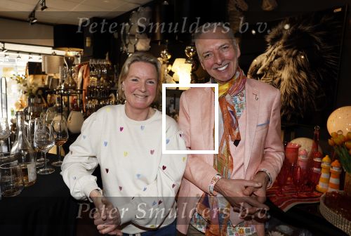 Noordwijk 30 maart 2023
Boekpresentatie Maxime Meiland in de winkel van haar zus Montana.
Verder Aanwezig Martien Meiland Erica Meiland en haar man Leroy Molkenboer en hun kinderen Claire en Vive. Ook de schrijver van het boek Jan Dijkgraaf.