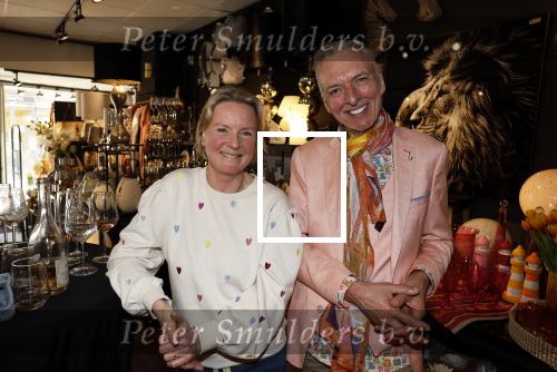 Noordwijk 30 maart 2023
Boekpresentatie Maxime Meiland in de winkel van haar zus Montana.
Verder Aanwezig Martien Meiland Erica Meiland en haar man Leroy Molkenboer en hun kinderen Claire en Vive. Ook de schrijver van het boek Jan Dijkgraaf.