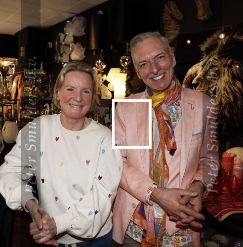 Noordwijk 30 maart 2023
Boekpresentatie Maxime Meiland in de winkel van haar zus Montana.
Verder Aanwezig Martien Meiland Erica Meiland en haar man Leroy Molkenboer en hun kinderen Claire en Vive. Ook de schrijver van het boek Jan Dijkgraaf.