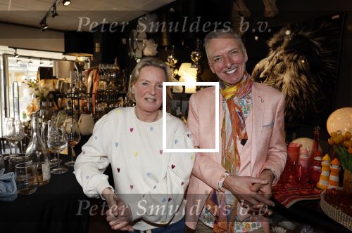 Noordwijk 30 maart 2023
Boekpresentatie Maxime Meiland in de winkel van haar zus Montana.
Verder Aanwezig Martien Meiland Erica Meiland en haar man Leroy Molkenboer en hun kinderen Claire en Vive. Ook de schrijver van het boek Jan Dijkgraaf.