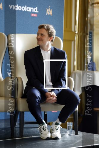 Amsterdam 16 maart 2023
Presentatie serie over koningin Maxima die Videoland uit gaat zenden.
Presentatie was in het Amstel Hotel . Martijn lakemeier Gaat Koning Willem Alexander spelen en de Argentijnse actrice Delfina Chaves speelt Koningin Maxima . Daphne Bunskoek presenteerde het.
Ook Peter v d Vorst en Rachel van Bommel (producente) waren ook aanwezig.