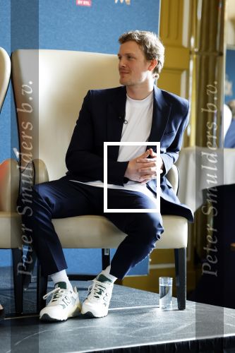 Amsterdam 16 maart 2023
Presentatie serie over koningin Maxima die Videoland uit gaat zenden.
Presentatie was in het Amstel Hotel . Martijn lakemeier Gaat Koning Willem Alexander spelen en de Argentijnse actrice Delfina Chaves speelt Koningin Maxima . Daphne Bunskoek presenteerde het.
Ook Peter v d Vorst en Rachel van Bommel (producente) waren ook aanwezig.