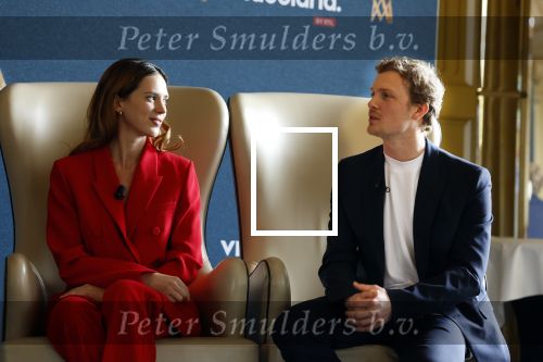 Amsterdam 16 maart 2023
Presentatie serie over koningin Maxima die Videoland uit gaat zenden.
Presentatie was in het Amstel Hotel . Martijn lakemeier Gaat Koning Willem Alexander spelen en de Argentijnse actrice Delfina Chaves speelt Koningin Maxima . Daphne Bunskoek presenteerde het.
Ook Peter v d Vorst en Rachel van Bommel (producente) waren ook aanwezig.