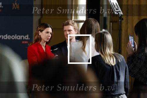 Amsterdam 16 maart 2023
Presentatie serie over koningin Maxima die Videoland uit gaat zenden.
Presentatie was in het Amstel Hotel . Martijn lakemeier Gaat Koning Willem Alexander spelen en de Argentijnse actrice Delfina Chaves speelt Koningin Maxima . Daphne Bunskoek presenteerde het.
Ook Peter v d Vorst en Rachel van Bommel (producente) waren ook aanwezig.