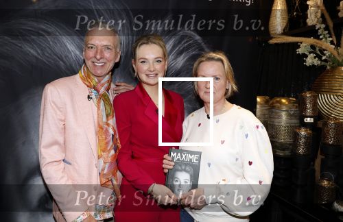Noordwijk 30 maart 2023
Boekpresentatie Maxime Meiland in de winkel van haar zus Montana.
Verder Aanwezig Martien Meiland Erica Meiland en haar man Leroy Molkenboer en hun kinderen Claire en Vive. Ook de schrijver van het boek Jan Dijkgraaf.