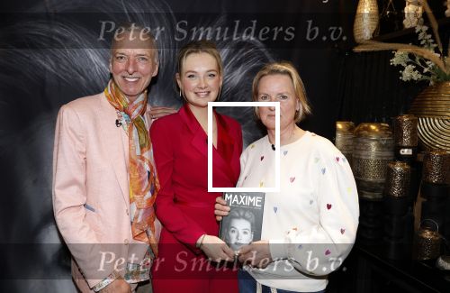 Noordwijk 30 maart 2023
Boekpresentatie Maxime Meiland in de winkel van haar zus Montana.
Verder Aanwezig Martien Meiland Erica Meiland en haar man Leroy Molkenboer en hun kinderen Claire en Vive. Ook de schrijver van het boek Jan Dijkgraaf.
