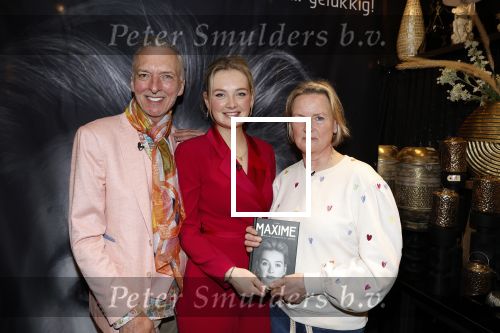 Noordwijk 30 maart 2023
Boekpresentatie Maxime Meiland in de winkel van haar zus Montana.
Verder Aanwezig Martien Meiland Erica Meiland en haar man Leroy Molkenboer en hun kinderen Claire en Vive. Ook de schrijver van het boek Jan Dijkgraaf.