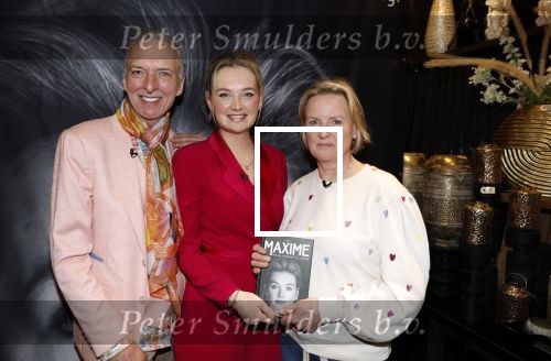 Noordwijk 30 maart 2023
Boekpresentatie Maxime Meiland in de winkel van haar zus Montana.
Verder Aanwezig Martien Meiland Erica Meiland en haar man Leroy Molkenboer en hun kinderen Claire en Vive. Ook de schrijver van het boek Jan Dijkgraaf.