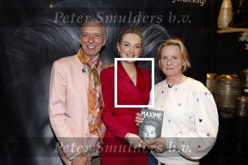 Noordwijk 30 maart 2023
Boekpresentatie Maxime Meiland in de winkel van haar zus Montana.
Verder Aanwezig Martien Meiland Erica Meiland en haar man Leroy Molkenboer en hun kinderen Claire en Vive. Ook de schrijver van het boek Jan Dijkgraaf.