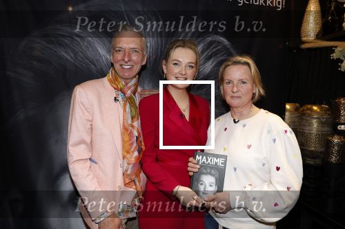 Noordwijk 30 maart 2023
Boekpresentatie Maxime Meiland in de winkel van haar zus Montana.
Verder Aanwezig Martien Meiland Erica Meiland en haar man Leroy Molkenboer en hun kinderen Claire en Vive. Ook de schrijver van het boek Jan Dijkgraaf.