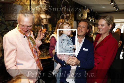 Noordwijk 30 maart 2023
Boekpresentatie Maxime Meiland in de winkel van haar zus Montana.
Verder Aanwezig Martien Meiland Erica Meiland en haar man Leroy Molkenboer en hun kinderen Claire en Vive. Ook de schrijver van het boek Jan Dijkgraaf.